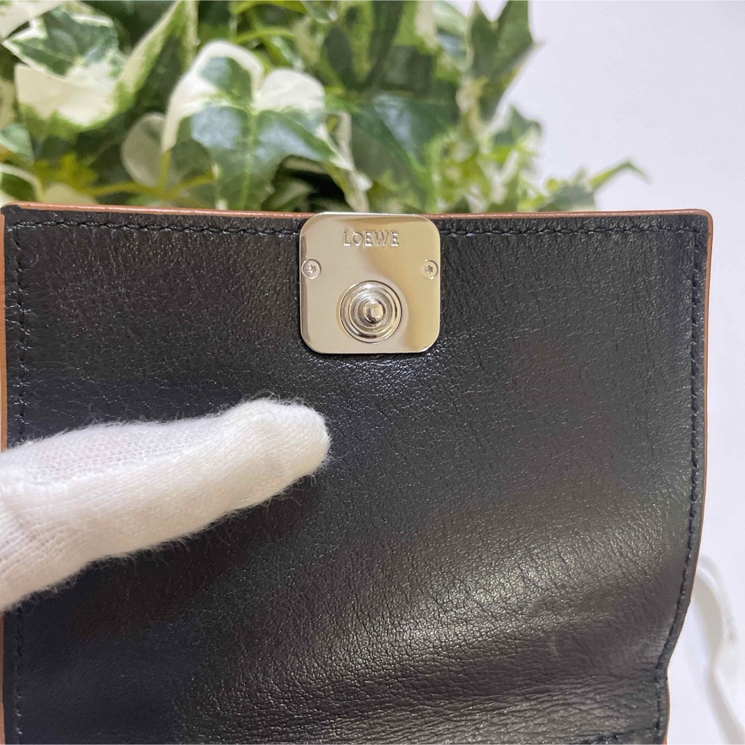 LOEWE(ロエベ)のLOEWE　ロエベ　アナグラムトライフォールドウォレット　三つ折り財布　ブラック レディースのファッション小物(財布)の商品写真