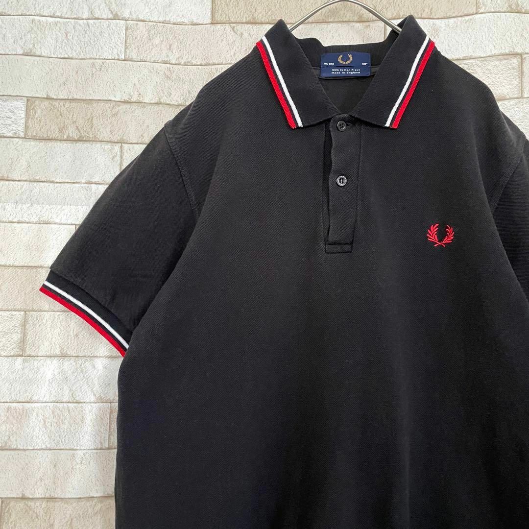 FRED PERRY(フレッドペリー)のフレッドペリー イングランド製 ポロシャツ 半袖 刺繍 黒 赤 白 M レディースのトップス(ポロシャツ)の商品写真