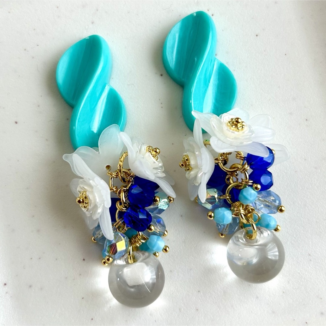 ドイツvintage× 小花×鈴丸ビーズ★ピアス✳︎イヤリング　個性的　碧 ハンドメイドのアクセサリー(ピアス)の商品写真