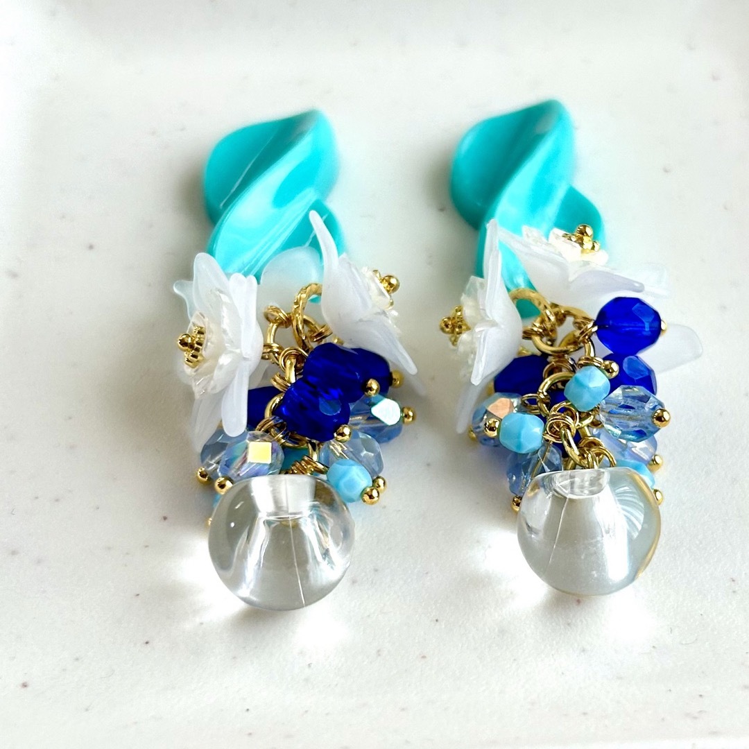 ドイツvintage× 小花×鈴丸ビーズ★ピアス✳︎イヤリング　個性的　碧 ハンドメイドのアクセサリー(ピアス)の商品写真