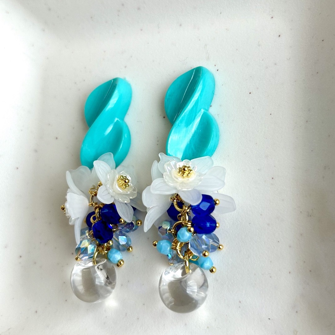 ドイツvintage× 小花×鈴丸ビーズ★ピアス✳︎イヤリング　個性的　碧 ハンドメイドのアクセサリー(ピアス)の商品写真