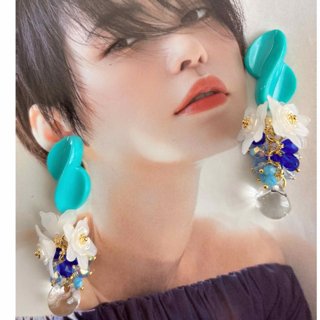 ドイツvintage× 小花×鈴丸ビーズ★ピアス✳︎イヤリング　個性的　碧 ハンドメイドのアクセサリー(ピアス)の商品写真