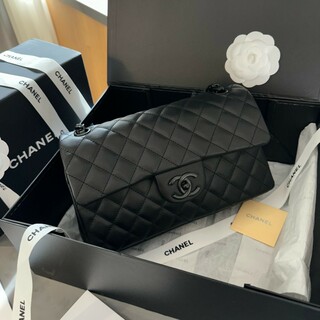 シャネル(CHANEL)のシャネル　今季最新　23B ミニフラップバッグ(ロングワンピース/マキシワンピース)