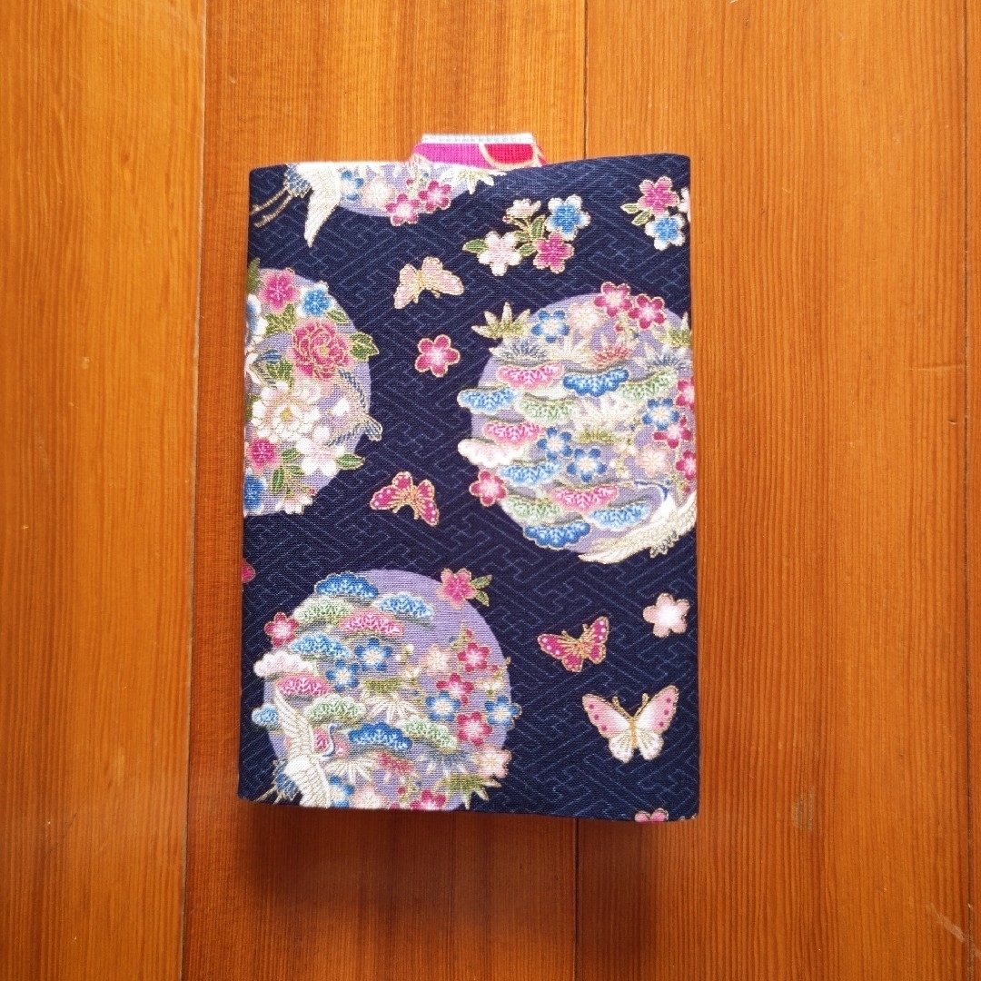 ブックカバー　打ち掛け　紺×ピンク　文庫本サイズ ハンドメイドの文具/ステーショナリー(ブックカバー)の商品写真
