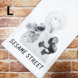 【新品】セサミストリート Tシャツ ホワイト 白 L モノクロプリント(Tシャツ/カットソー(半袖/袖なし))