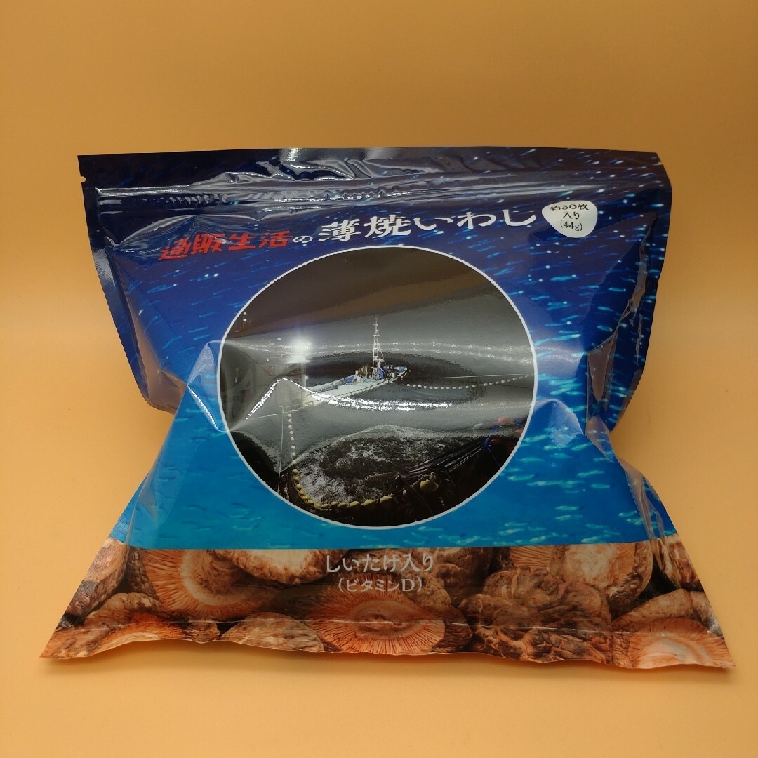 通販生活薄焼きイワシせんべいシイタケ入り30枚（44g） 食品/飲料/酒の食品/飲料/酒 その他(その他)の商品写真