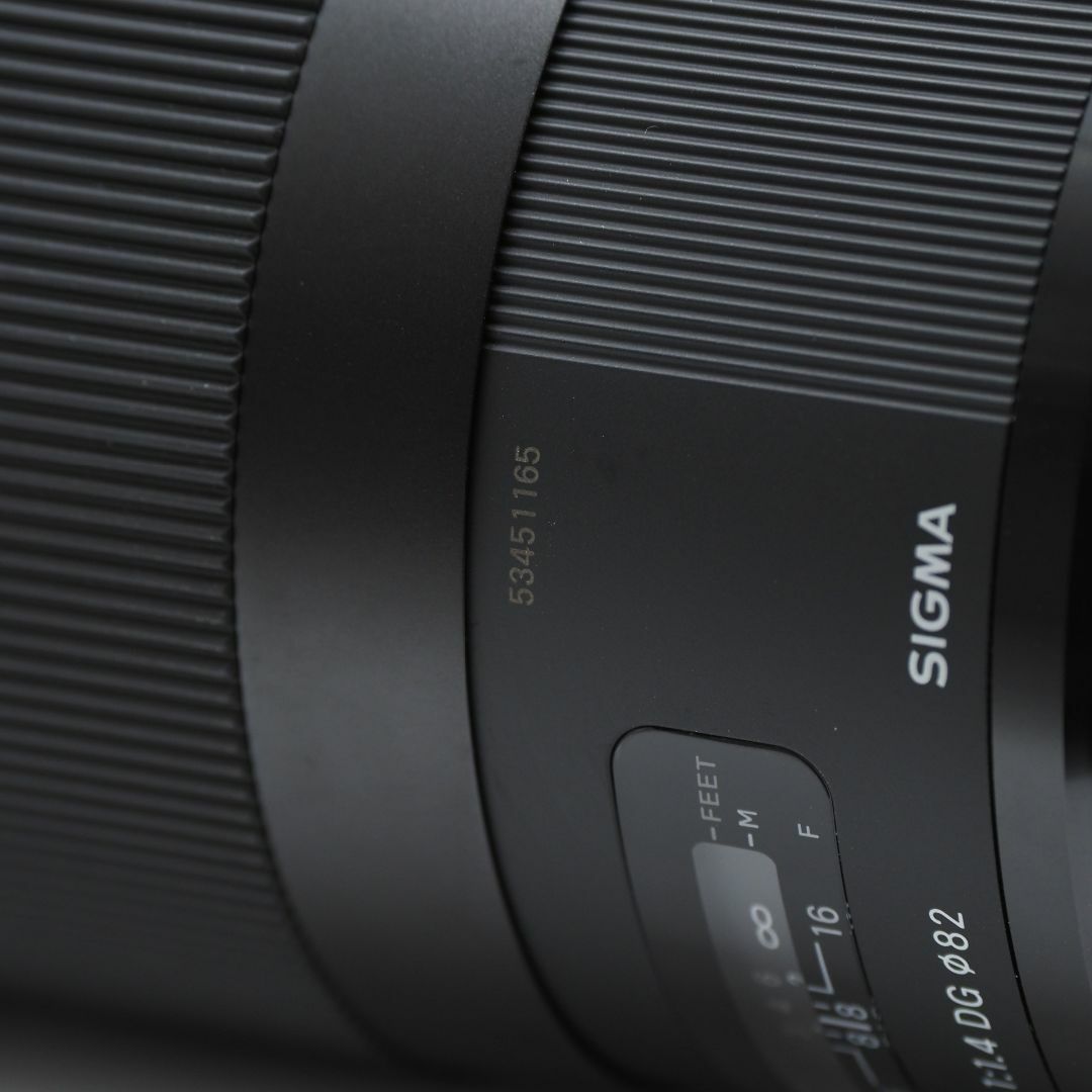 ★新品級・フード付き★ SIGMA シグマ 40mm F1.4 DG HSM スマホ/家電/カメラのカメラ(レンズ(単焦点))の商品写真