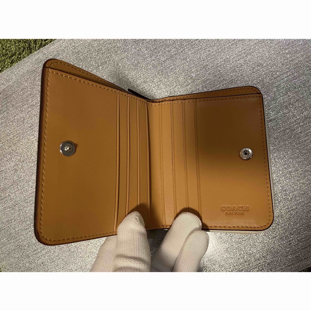 COACH(コーチ)のCOACH  レキシー　ミニ財布　レザー　アイボリー　未使用品 レディースのファッション小物(財布)の商品写真