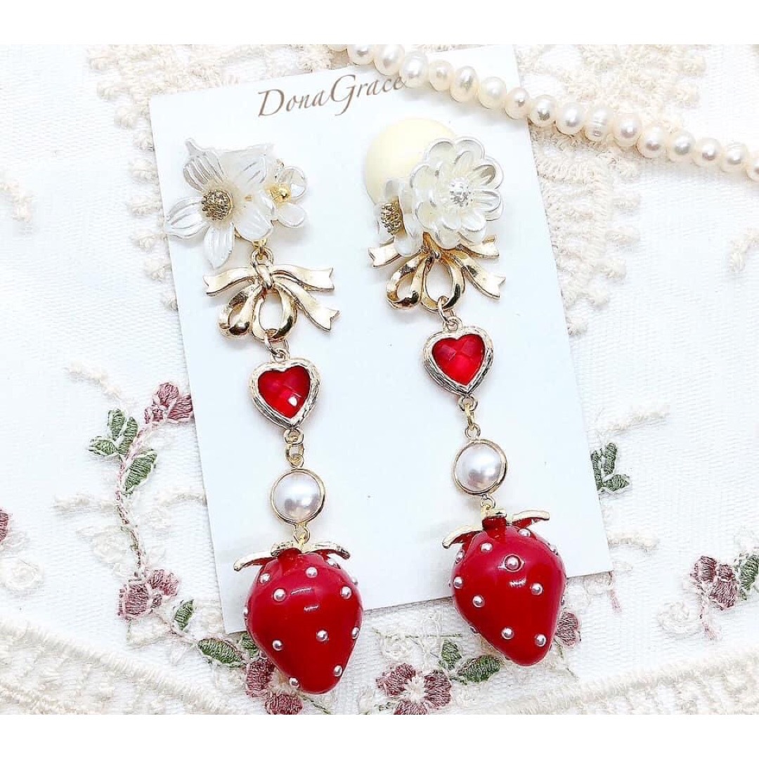 No.181* ホワイトフラワー　リボン　レッド　苺🍓チャーム ハンドメイドのアクセサリー(ピアス)の商品写真