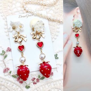 No.181* ホワイトフラワー　リボン　レッド　苺🍓チャーム(ピアス)