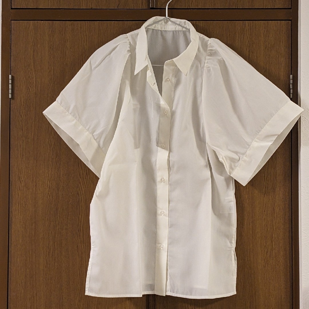 Discoat(ディスコート)のDISCOAT 襟付きブラウス（白） レディースのトップス(シャツ/ブラウス(半袖/袖なし))の商品写真