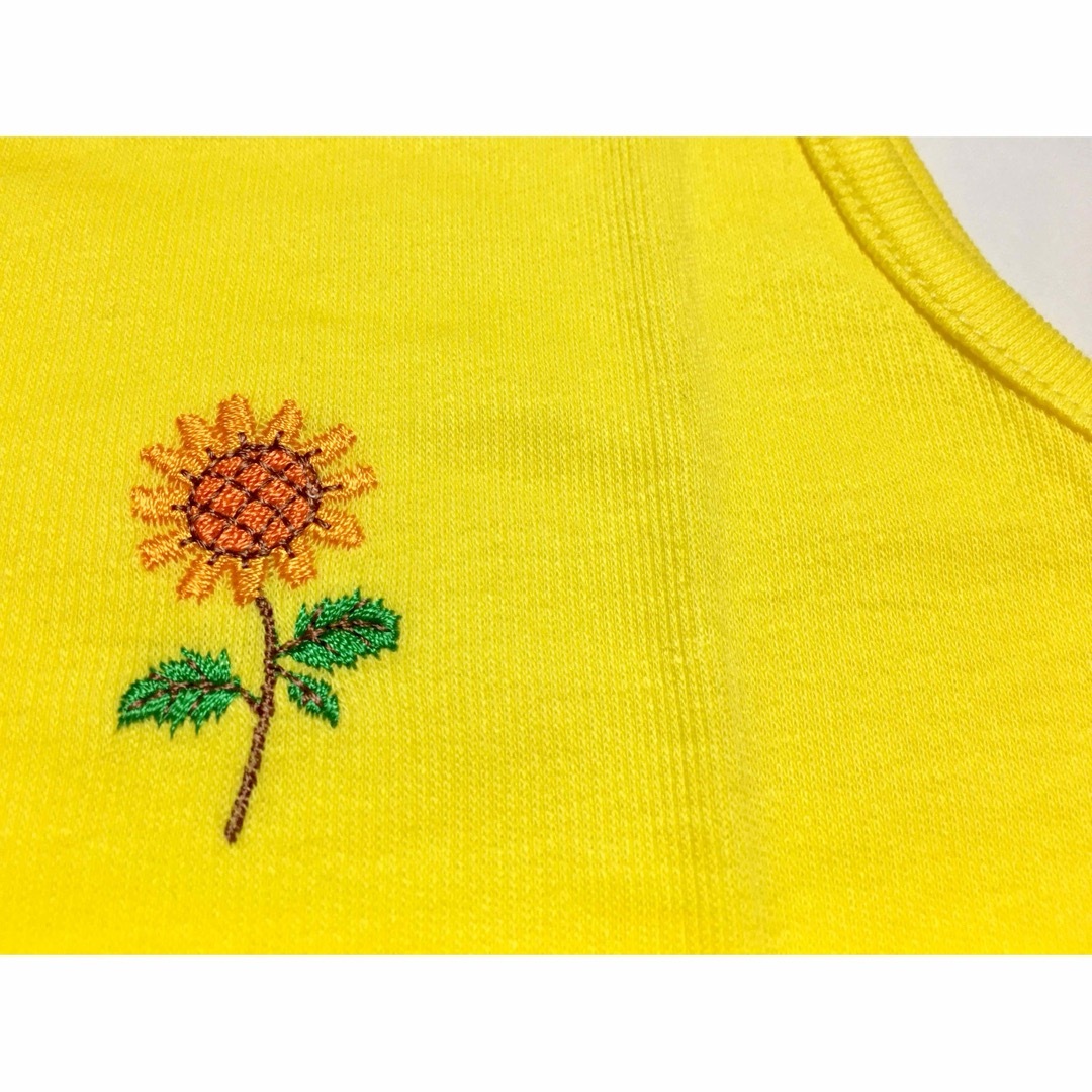 イエロー ひまわり 刺繍 タンクトップ ノースリーブ レディースのトップス(シャツ/ブラウス(半袖/袖なし))の商品写真