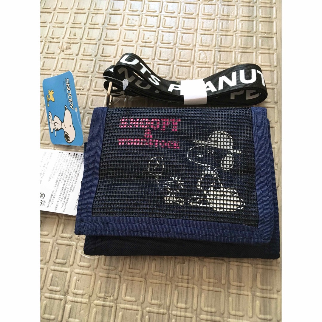 SNOOPY(スヌーピー)のスヌーピー  SNOOPY ピーナッツ　ストラップ　ウォレット　三つ折り財布 レディースのファッション小物(財布)の商品写真