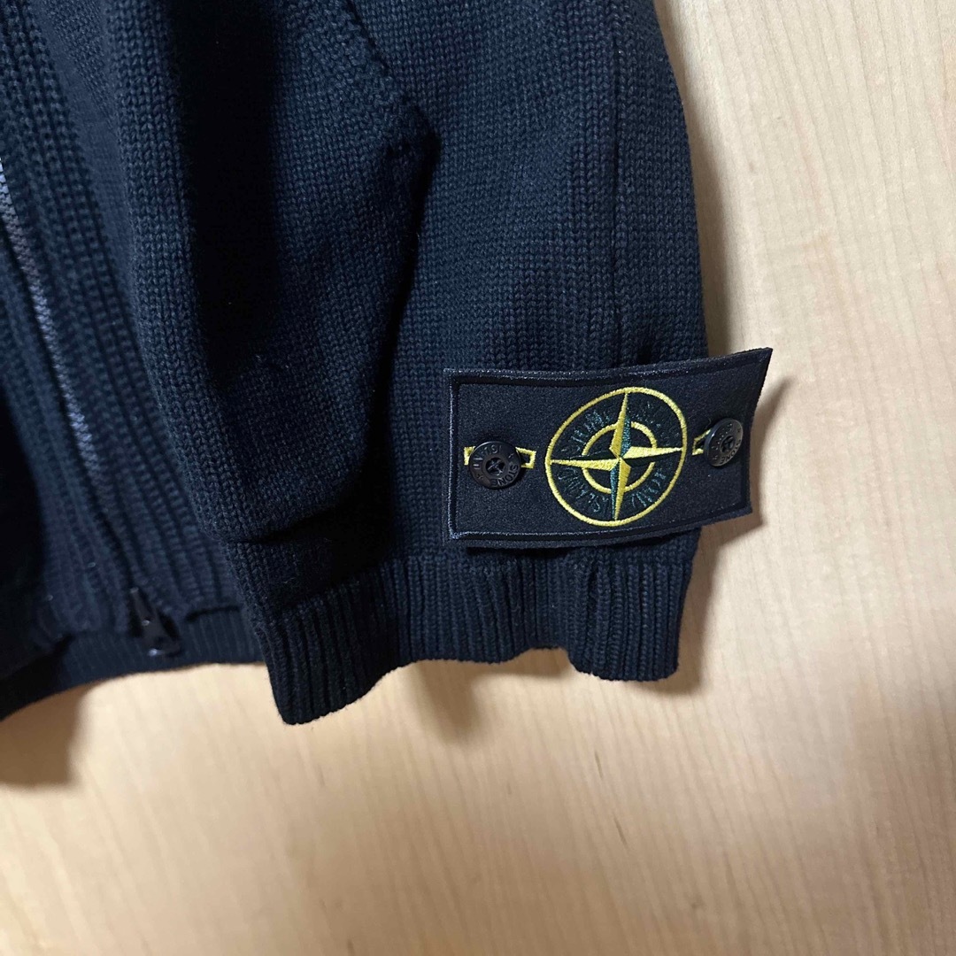 STONE ISLAND(ストーンアイランド)の新品　STONE ISLAND ベストシャツ　ブラック　L メンズのトップス(パーカー)の商品写真