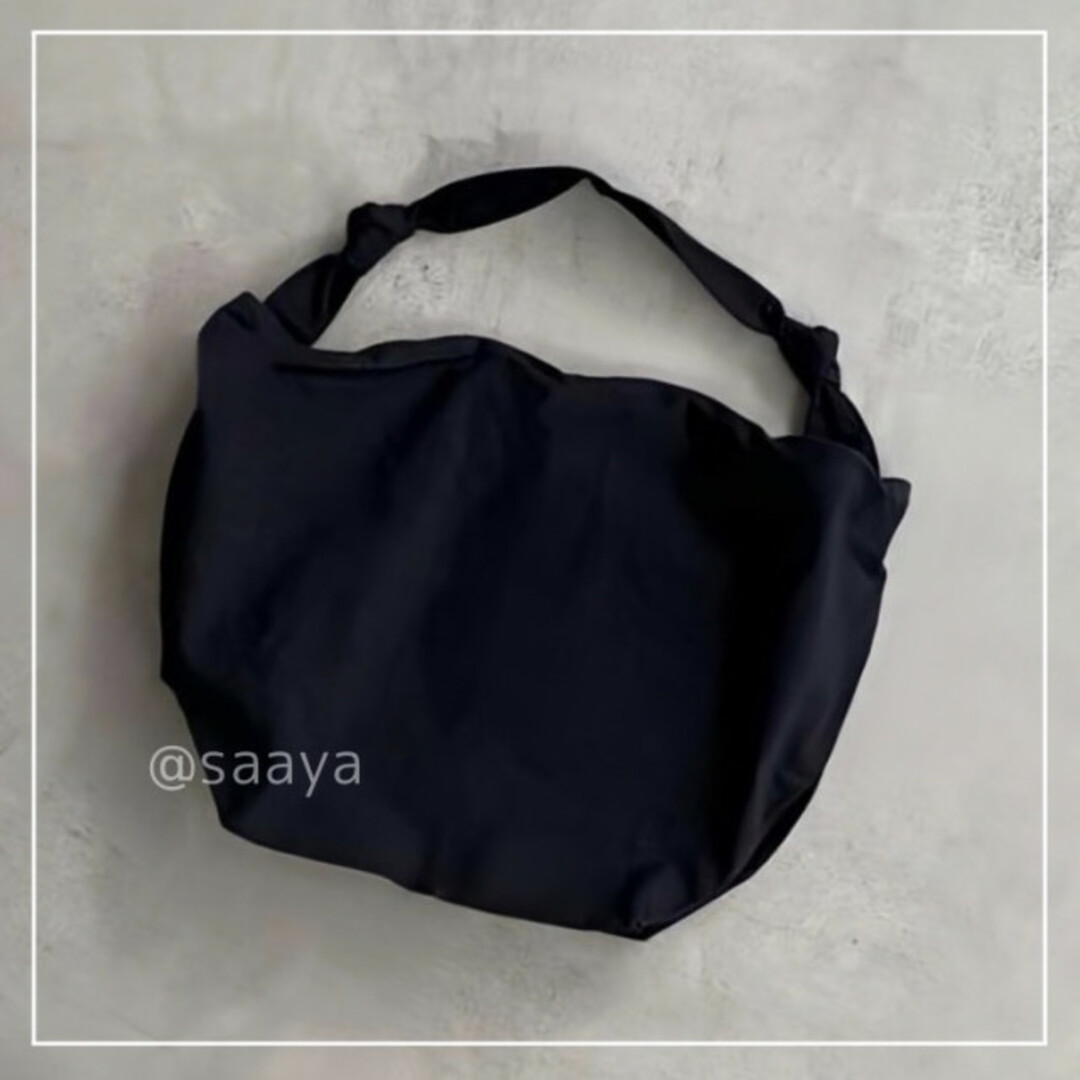 ビッグ ショルダーバッグ 結び カジュアル スポーティー リボンアシメ 大人 黒 レディースのバッグ(ショルダーバッグ)の商品写真