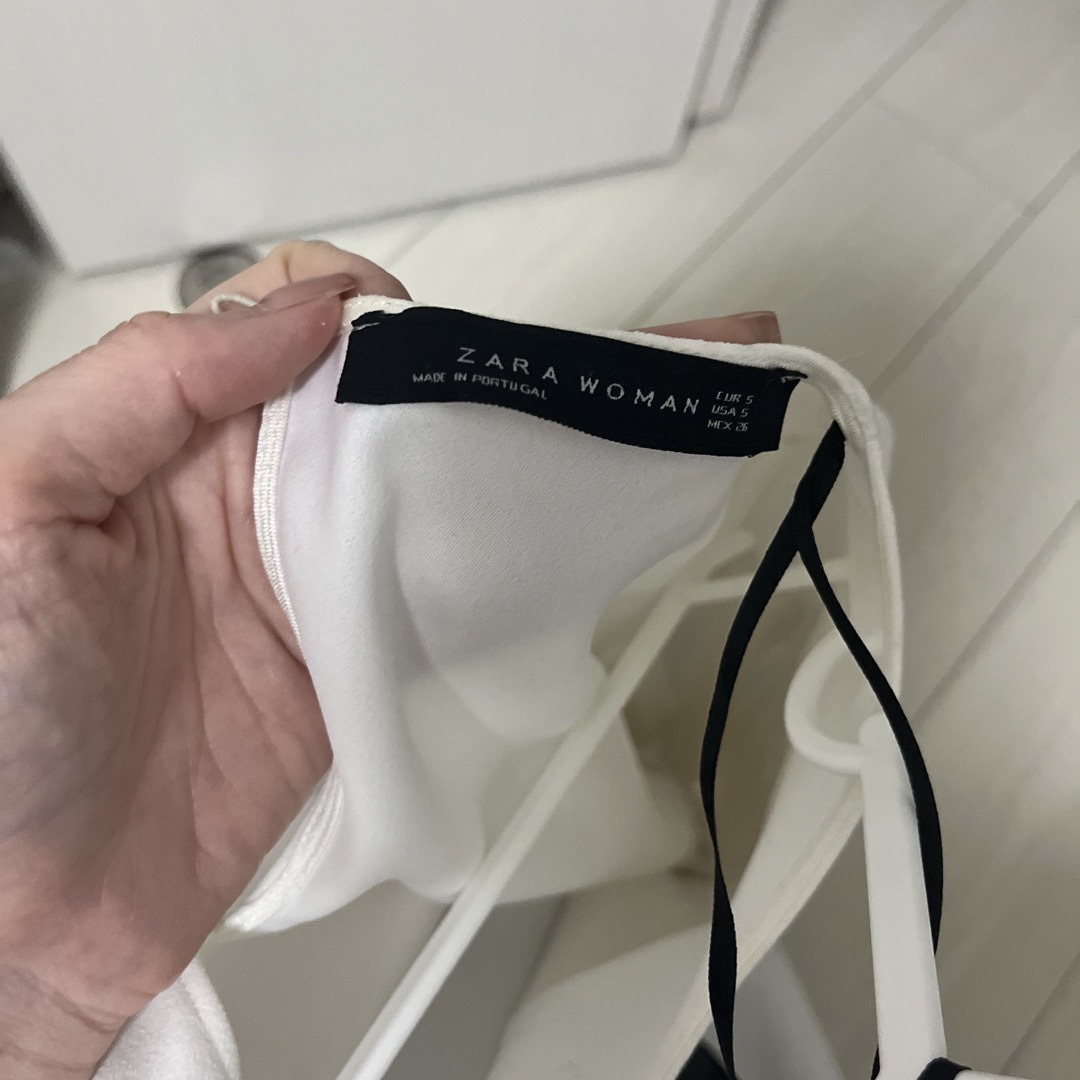 ZARA(ザラ)のZARA ホワイトフリルブラウス レディースのトップス(シャツ/ブラウス(長袖/七分))の商品写真