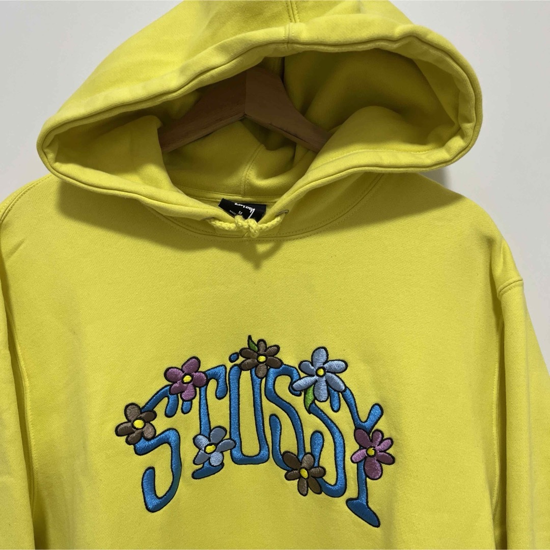 STUSSY(ステューシー)の【絶版モデル】ステューシー☆花柄刺繍ロゴ入りパーカー 人気カラー 入手困難 レディースのトップス(パーカー)の商品写真