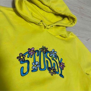 ステューシー(STUSSY)のステューシー☆花柄刺繍ロゴ入りパーカー 人気カラー 入手困難(パーカー)