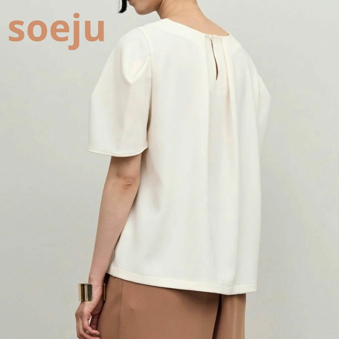 soeju　肩タックブラウス　ホワイト S レディースのトップス(シャツ/ブラウス(半袖/袖なし))の商品写真