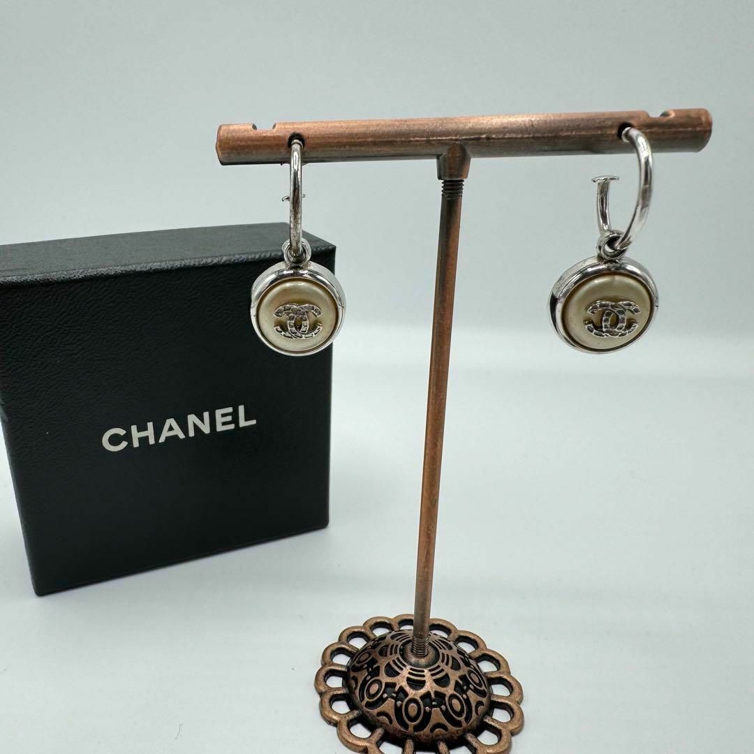 CHANEL(シャネル)の【箱付き】CHANEL ココマークピアス　シルバー レディースのアクセサリー(ピアス)の商品写真