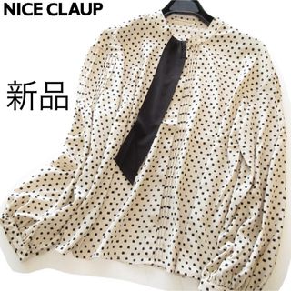 NICE CLAUP - 新品ナイスクラップ バイカラータイ付きドット柄ピンタックブラウス/BE