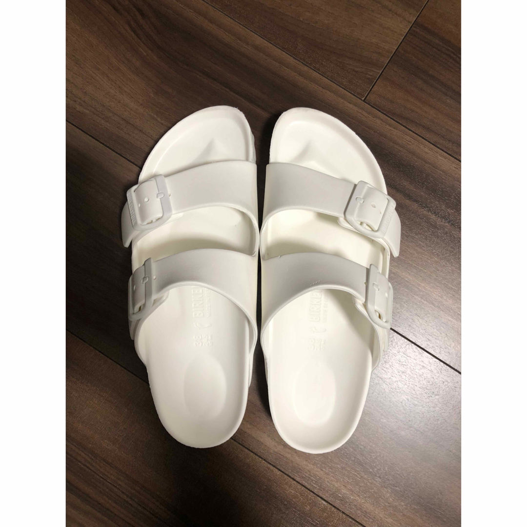 BIRKENSTOCK(ビルケンシュトック)のBIRKENSTOCK ARIZONA EVA 白　38 レディースの靴/シューズ(サンダル)の商品写真