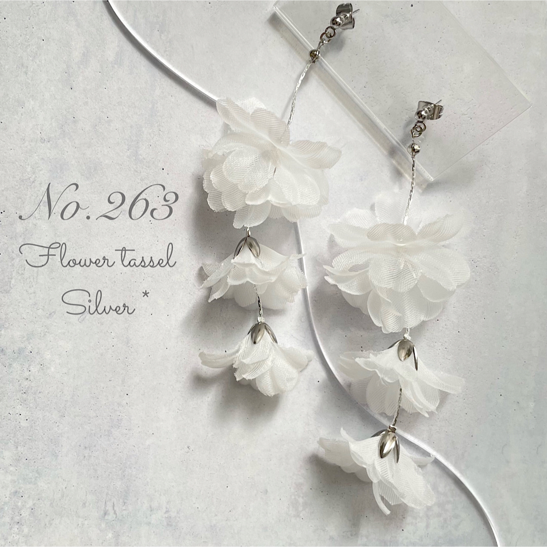 No.263　ブライダル　結婚式　ピアス　イヤリング　ホワイトフラワー　白　花 ハンドメイドのアクセサリー(ピアス)の商品写真