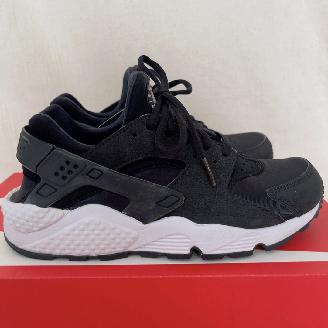 NIKE(ナイキ)のナイキ　スニーカー　エアハラチ　NIKE AIR HUARACHE 24cm レディースの靴/シューズ(スニーカー)の商品写真