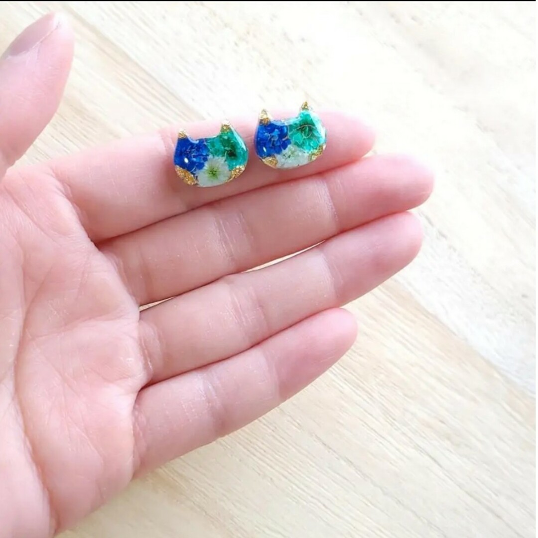 【No.386】かすみ草の猫ピアス/イヤリング ハンドメイドのアクセサリー(ピアス)の商品写真