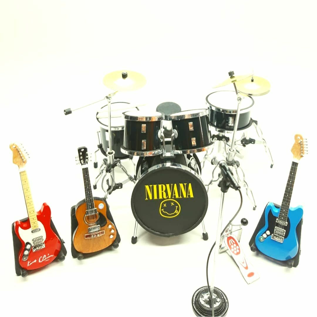 19ミニチュアドラムギター+マイク+ベースセット10ｃｍ　ミニチュア楽器 エンタメ/ホビーのおもちゃ/ぬいぐるみ(模型/プラモデル)の商品写真