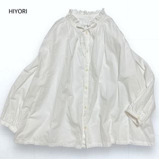 美品＊HIYORI リボン付き バンドカラー フリル オーバーブラウス 白 F(シャツ/ブラウス(長袖/七分))