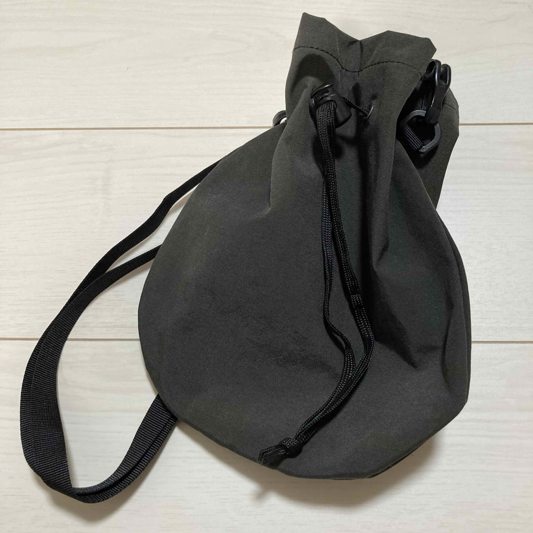 MUJI (無印良品)(ムジルシリョウヒン)のMUJILaboリップルナイロン巾着サコッシュチャコールグレー／中古 レディースのバッグ(ショルダーバッグ)の商品写真