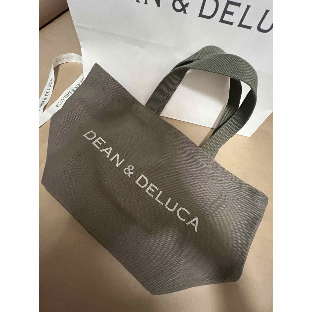 DEAN & DELUCA(ディーンアンドデルーカ)の新品正規品 DEAN&DELUCA チャリティートート オリーブ Sサイズ レディースのバッグ(トートバッグ)の商品写真