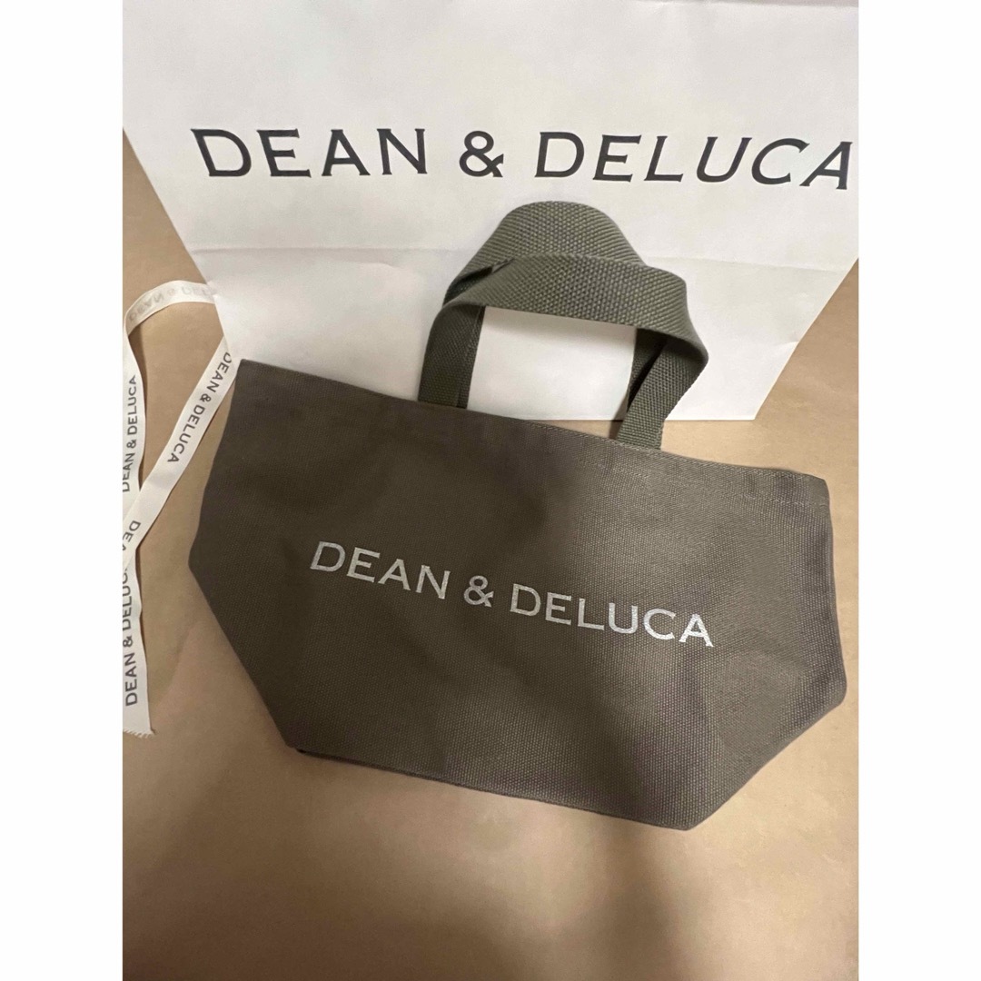 DEAN & DELUCA(ディーンアンドデルーカ)の新品正規品 DEAN&DELUCA チャリティートート オリーブ Sサイズ レディースのバッグ(トートバッグ)の商品写真