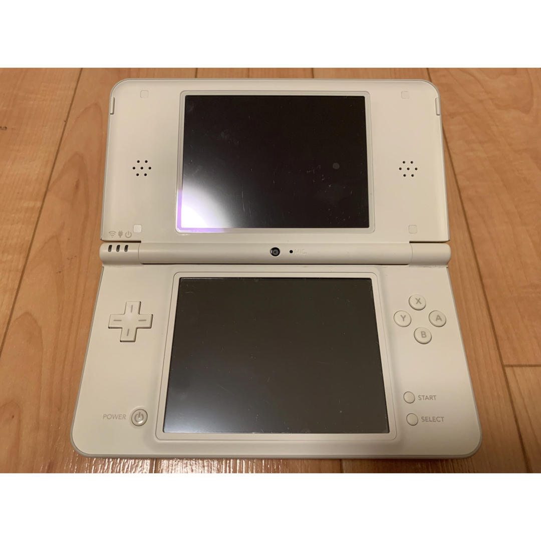 ニンテンドー3DS(ニンテンドー3DS)のニンテンドーDSi LL 本体　ホワイト エンタメ/ホビーのゲームソフト/ゲーム機本体(携帯用ゲーム機本体)の商品写真