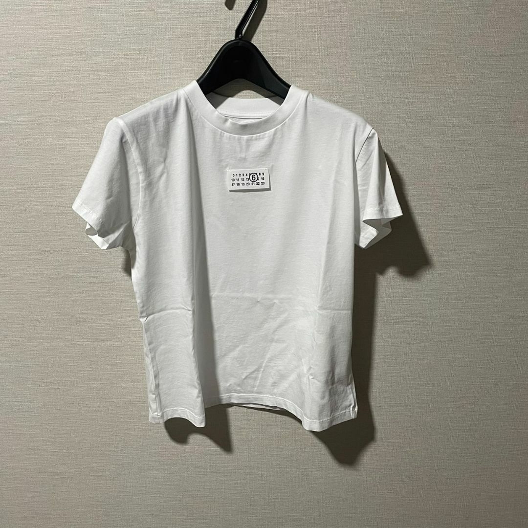 MM6(エムエムシックス)のMM6 MAISON MARGIELA ホワイト クロップド Tシャツ レディースのトップス(Tシャツ(半袖/袖なし))の商品写真