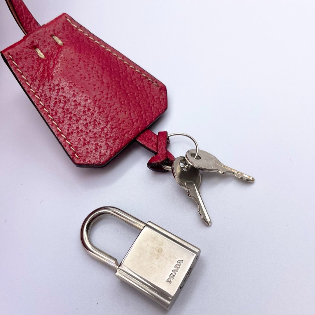 PRADA(プラダ)の✨美品✨プラダ ハンドバッグ 南京錠ロゴ レザー レッド 赤 レディースのバッグ(ハンドバッグ)の商品写真
