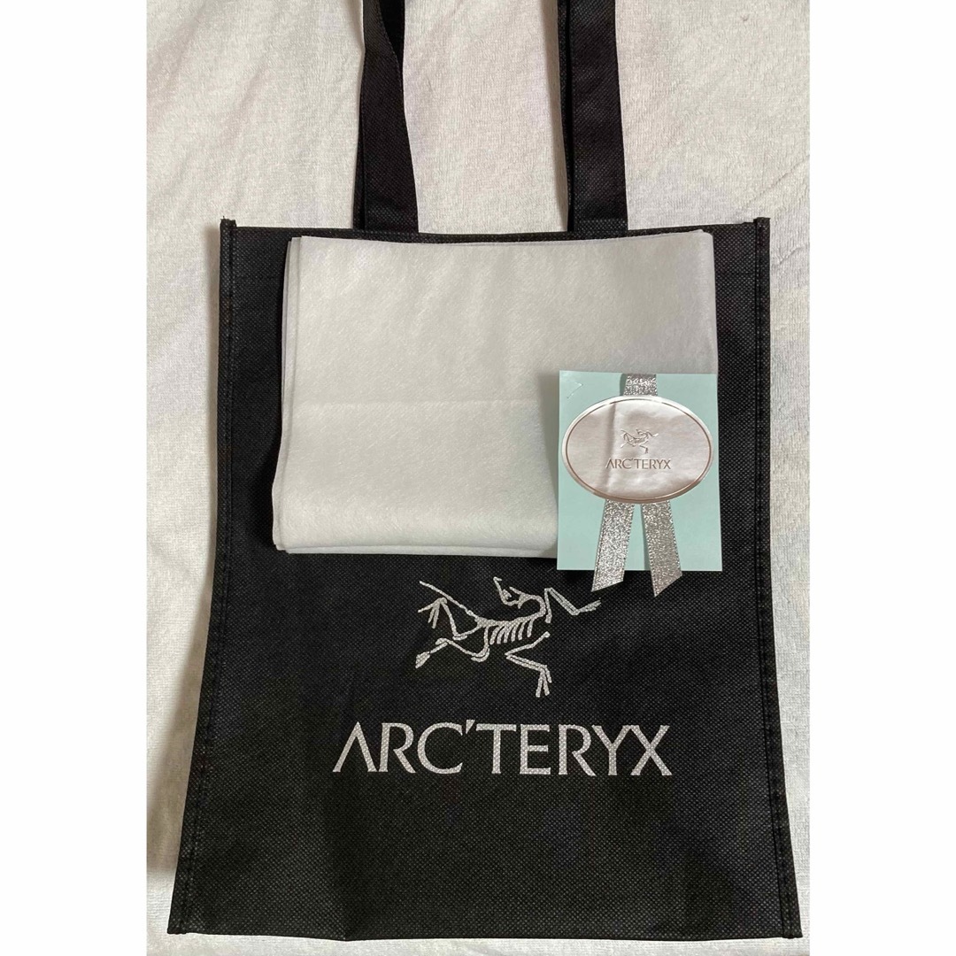 ARC'TERYX(アークテリクス)のアークテリクス ショッパー（ショップバッグ）と不織布系包装袋とプレゼント用シール メンズのバッグ(その他)の商品写真