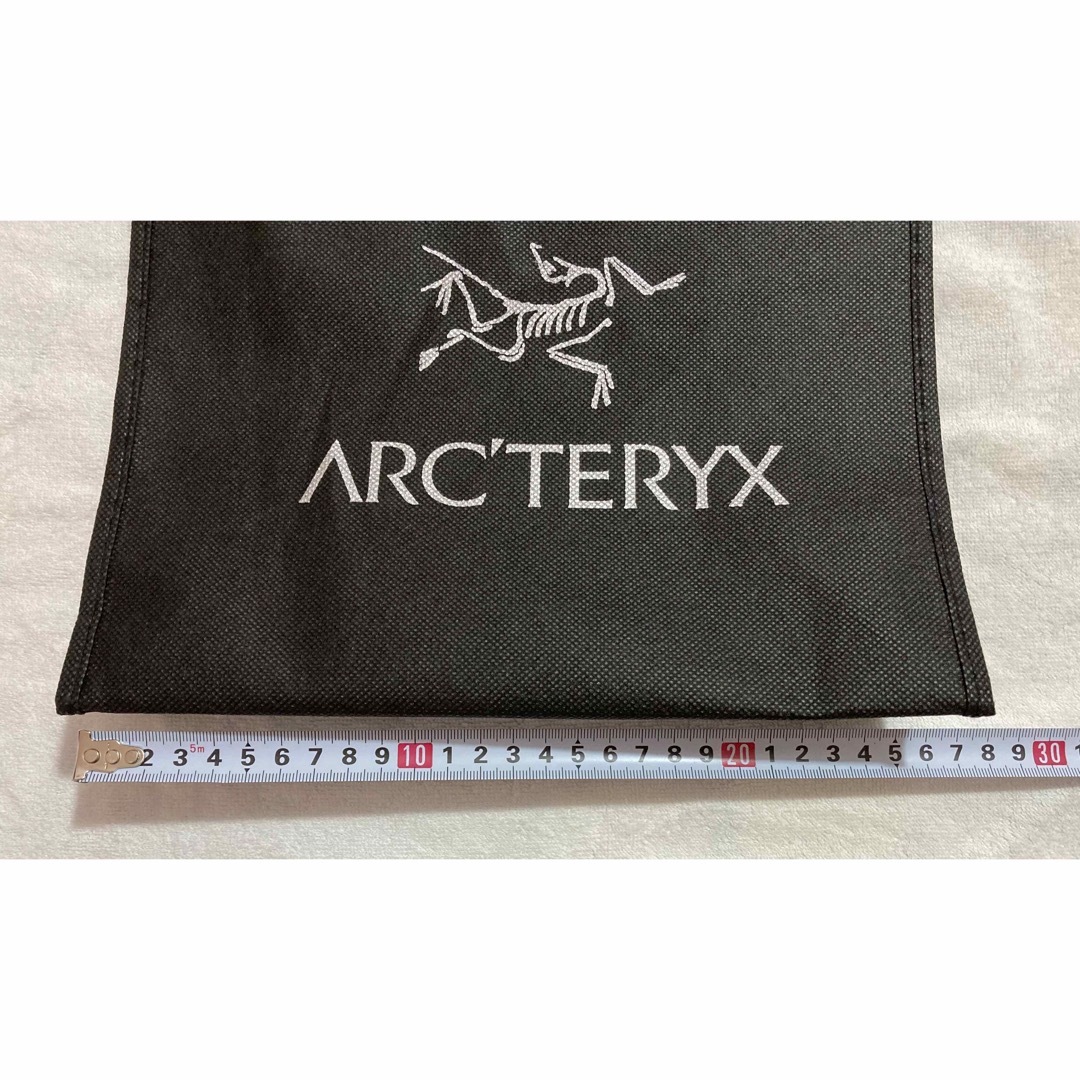 ARC'TERYX(アークテリクス)のアークテリクス ショッパー（ショップバッグ）と不織布系包装袋とプレゼント用シール メンズのバッグ(その他)の商品写真