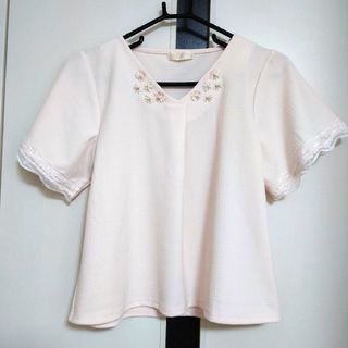 パターンフィオナ(PATTERN fiona)の【美品・未使用に近い】ピンク　ビジュー　半袖ブラウス　M　パターンフィオナ(シャツ/ブラウス(半袖/袖なし))