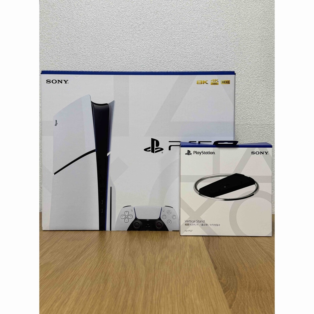 SONY(ソニー)のSONY PlayStation5 CFI-2000A01 ＋縦置きスタンド エンタメ/ホビーのゲームソフト/ゲーム機本体(家庭用ゲーム機本体)の商品写真