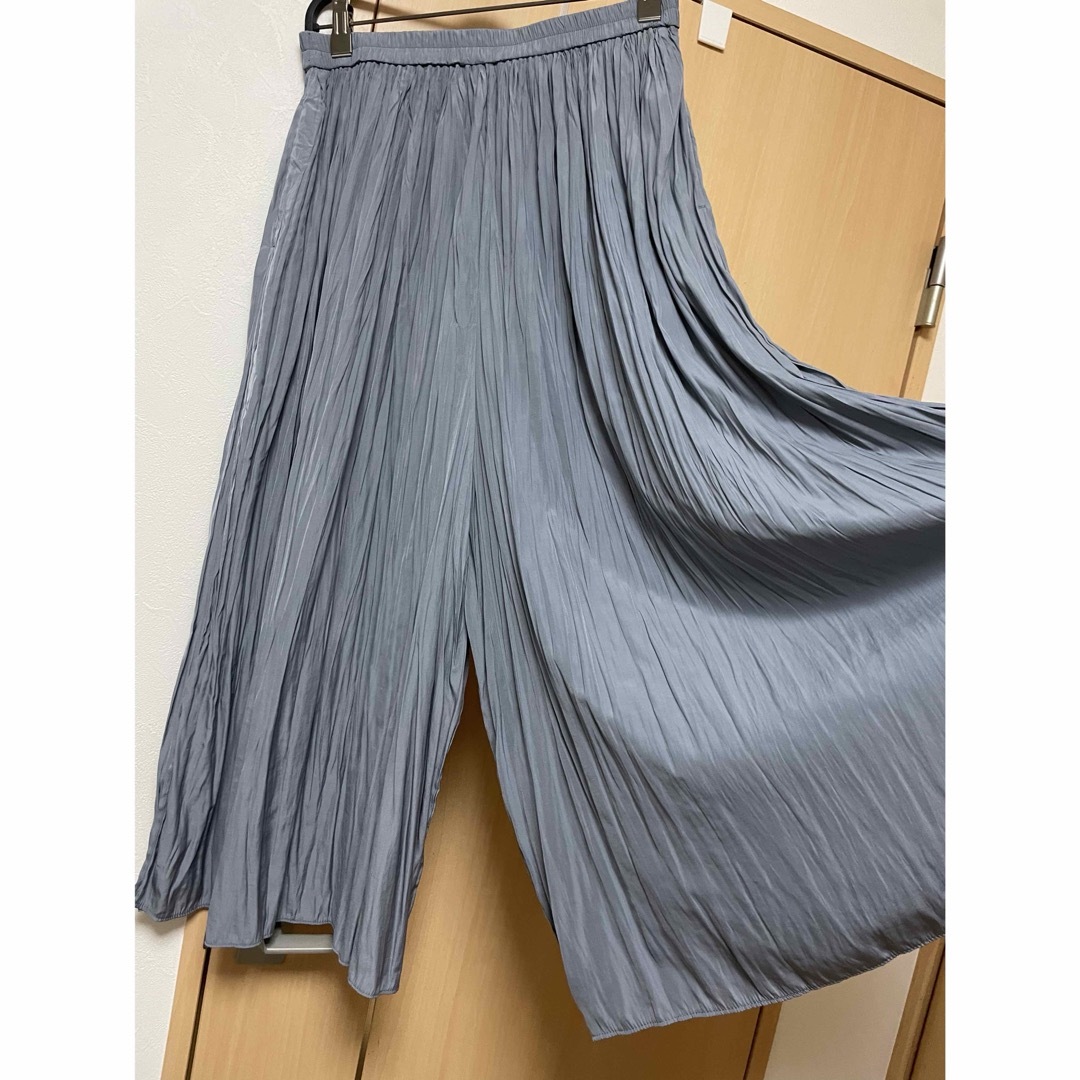 UNIQLO(ユニクロ)のUNIQLO ワッシャーサテンスカートパンツ(丈短め41〜44センチ) レディースのパンツ(その他)の商品写真