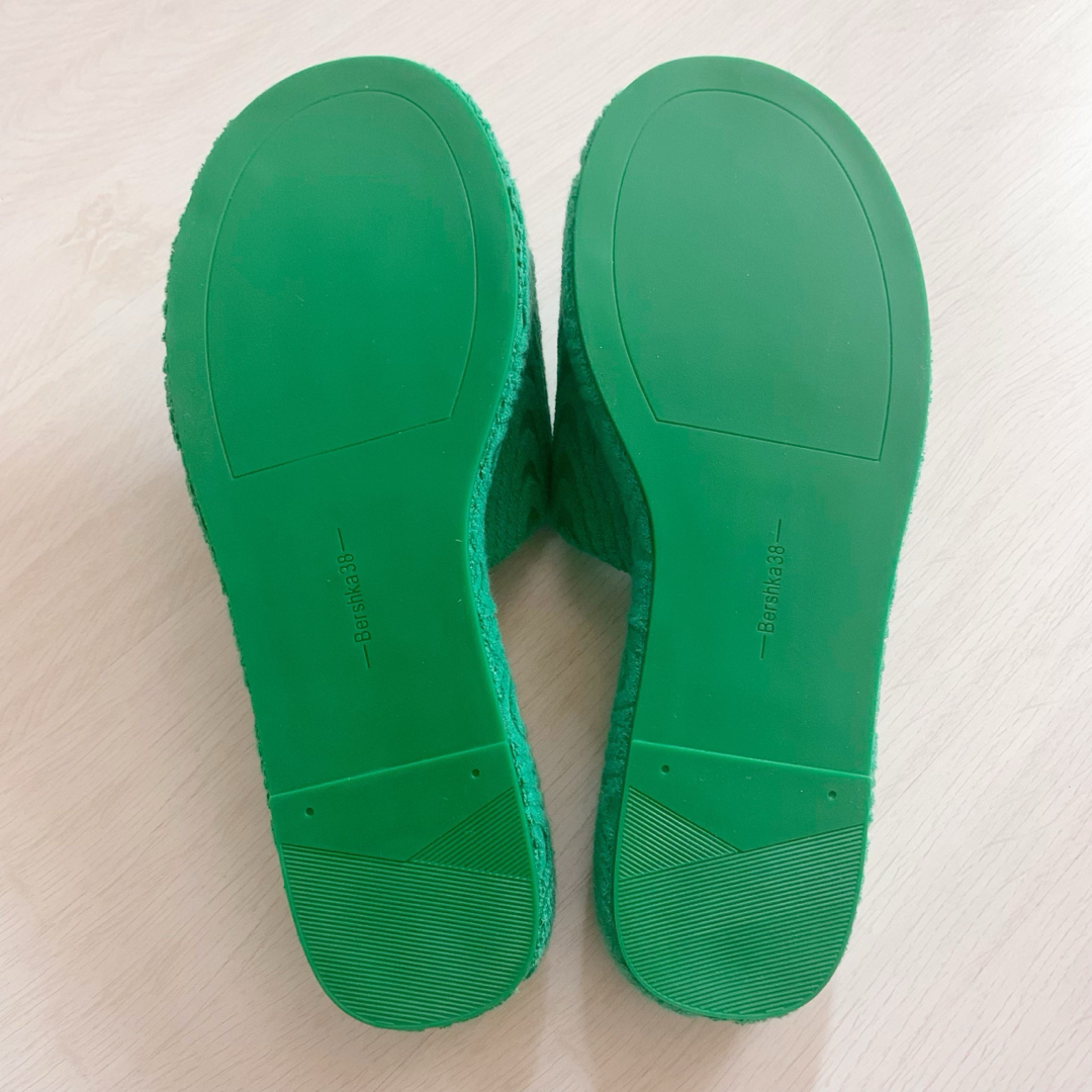 Bershka(ベルシュカ)の未使用　Bershka　プラットフォーム　サンダル　フラットシューズ　パイル レディースの靴/シューズ(サンダル)の商品写真