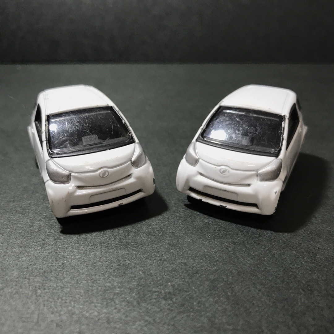 トミカシリーズ(トミカシリーズ)のトミカ　ミニカー　2009 トヨタ　IQ 絶版　廃盤品　2台セット エンタメ/ホビーのおもちゃ/ぬいぐるみ(ミニカー)の商品写真