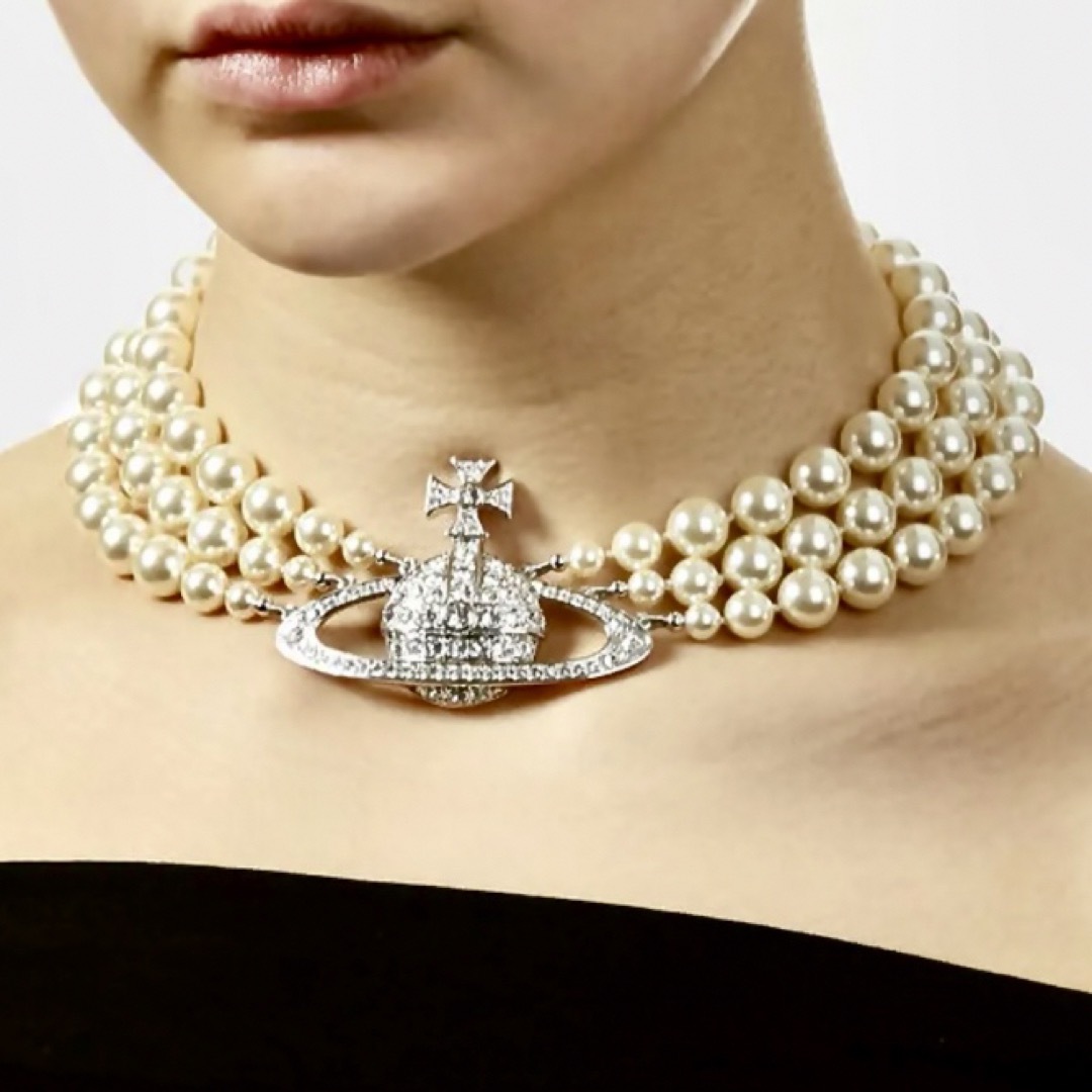 Vivienne Westwood(ヴィヴィアンウエストウッド)のVivienne Westwood 3連パールバスレリーフチョーカー レディースのアクセサリー(ネックレス)の商品写真