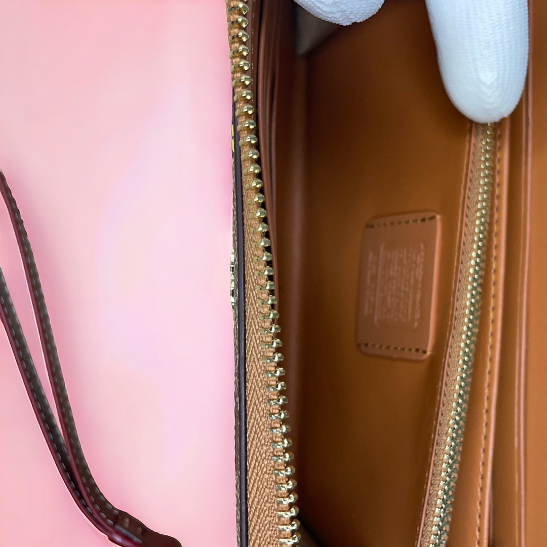 COACH(コーチ)の【新品未使用】　COACH 　 長財布　ロングジップ　ベージュ　スヌーピー レディースのファッション小物(財布)の商品写真