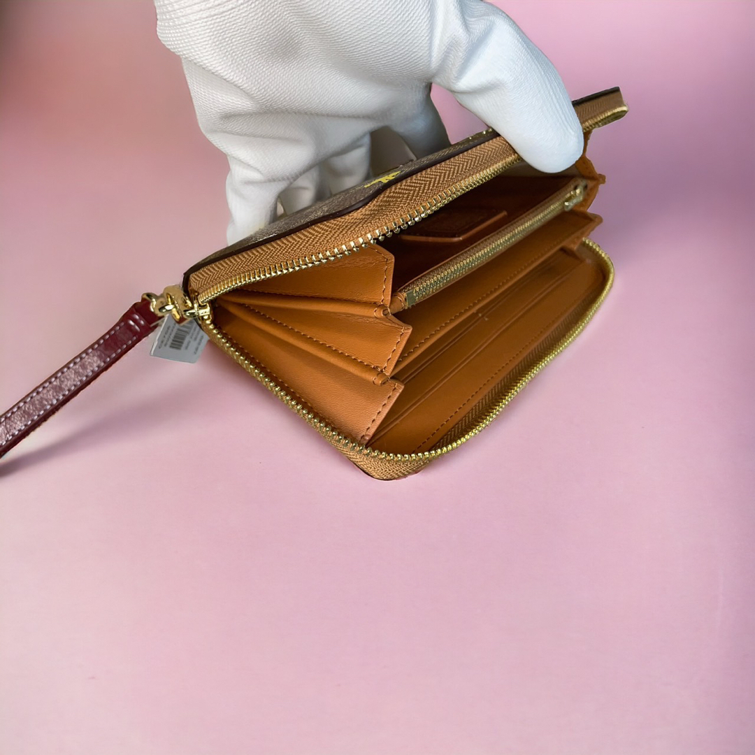 COACH(コーチ)の【新品未使用】　COACH 　 長財布　ロングジップ　ベージュ　スヌーピー レディースのファッション小物(財布)の商品写真