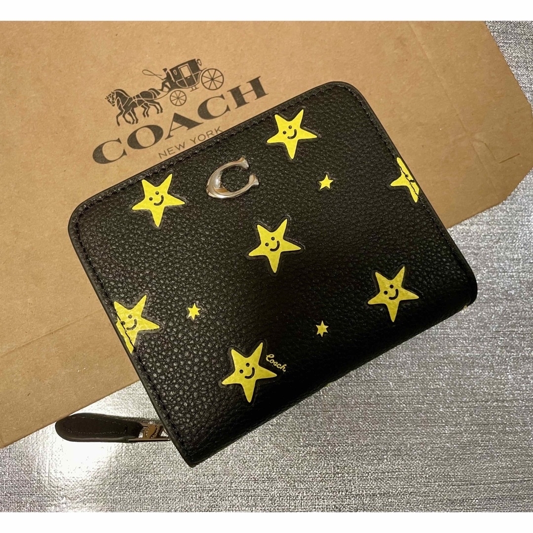 COACH(コーチ)のCOACH  コーチ　二つ折り　財布　スター　星　レザー　未使用品 レディースのファッション小物(財布)の商品写真