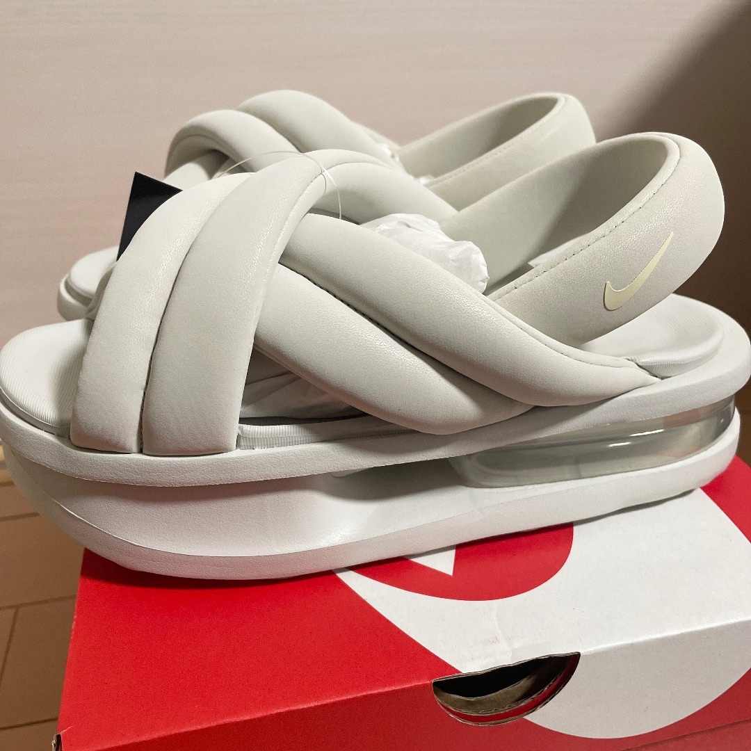 NIKE(ナイキ)の【新品未使用】NIKE エアマックスアイラ 23cm レディースの靴/シューズ(サンダル)の商品写真
