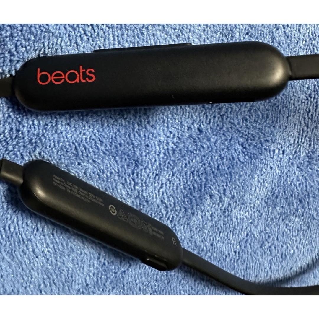 Apple(アップル)の《美品》Apple BEATS FLEX (MYMC2PA/A) スマホ/家電/カメラのオーディオ機器(ヘッドフォン/イヤフォン)の商品写真